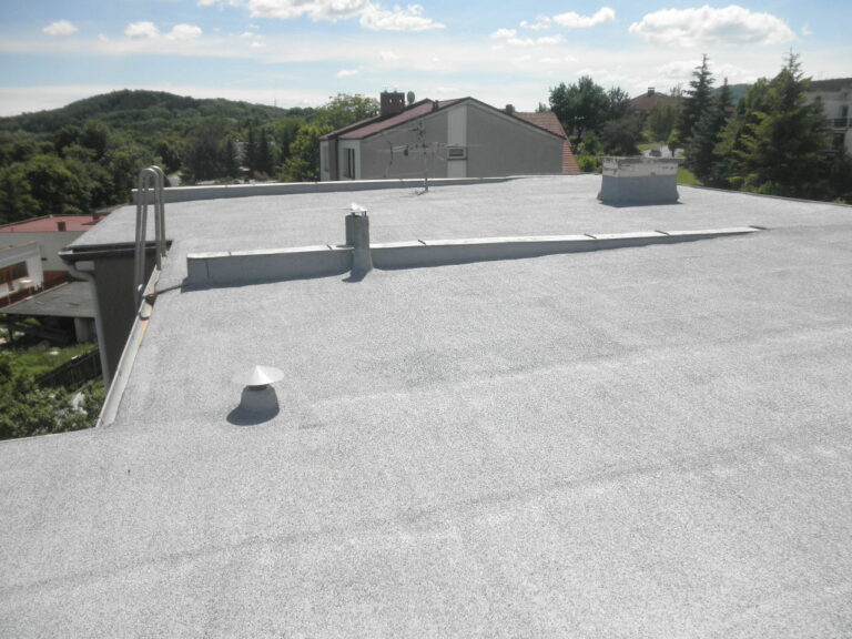Dokončená střecha rodinného dvojdomku - UV vrstva SILICOAT + břidlice